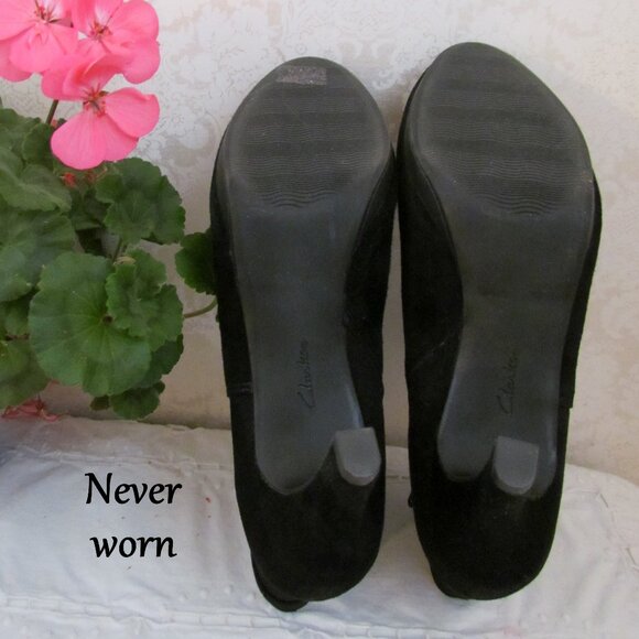 BLACK ANKLE BOOTS, CLARKS NWOT 8.5 8 1/2 SUEDE, INSIDE ZIPPERS, 3 1/4" HEELS - Picture 5 of 10